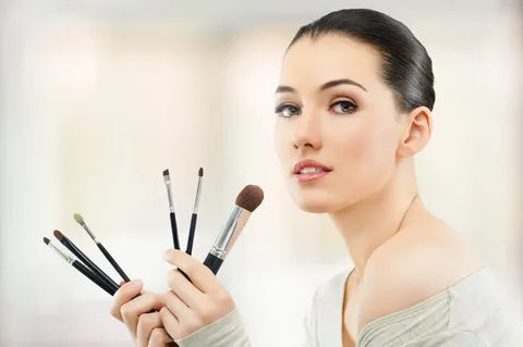 MAKE UP